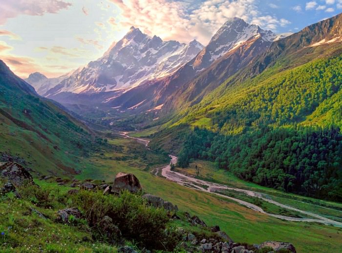 The enchanting Har Ki Dun valley. (Photo credits: Wikipedia)