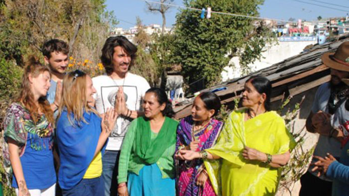 Uttarakhand people helping tourist