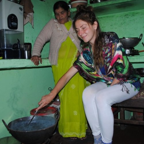 Uttarakhand people helping tourist