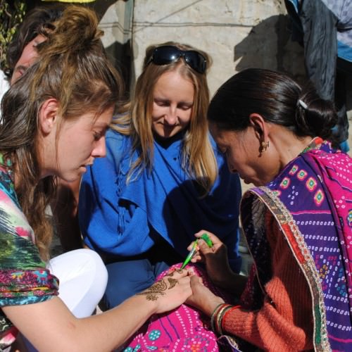 Uttarakhand people helping tourist