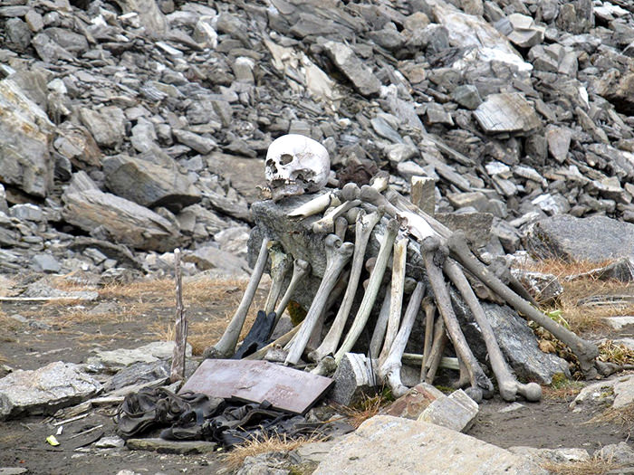 Mysterious Roopkund lake where only find skeleton.